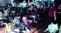 VIDEO: Učiteľka v škôlke schmatla päťročné dievčatko a hodila ho o tabuľu