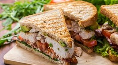HOKEJOVÝ RECEPT NA DNES: Sendvič s kuracím mäsom, slaninkou a zeleninou