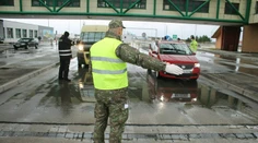 Policajti kontrolujú každého, kto príde na Slovensko, na hraniciach sa tvoria kolóny