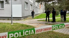 Muž strieľal v Bratislave po exekútorke. Policajti ho chytili, keď chcel po lane utiecť z domu