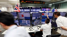 Šok na finančných trhoch. Britská libra padá na kolená