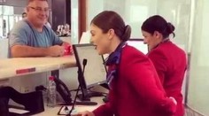 Vianočný internetový hit: Pracovníčka na letisku prekvapila cestujúcich