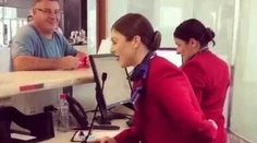 Vianočný internetový hit: Pracovníčka na letisku prekvapila cestujúcich