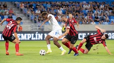 Slovan postúpil do play off Európskej ligy UEFA. Lincoln v závere vyrovnal kurióznym gólom
