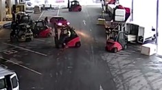 VIDEO: Skladníci obkľúčili zlodejov vysokozdvižnými vozíkmi: Dostali ich do pasce