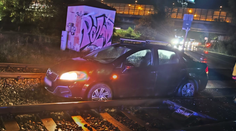 Triezvemu by sa to nepodarilo. Bratislavčan (60) skončil s autom na koľajisku