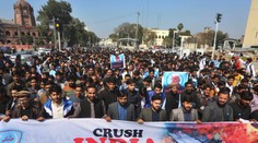 Pakistan prepustí zadržaného indického pilota ako "gesto mieru"