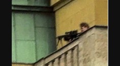 VIDEO: Strelec chodil po streche budovy a mieril. Pred tým zabil svojho otca
