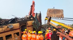 Tragická zrážka vlakov so 14 obeťami je objasnená. Indickí rušňovodiči sledovali kriket