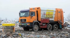 Bratislavskí smetiari zrazili ženu. Prešli jej po nohách