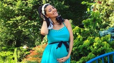 Tehotná Mamba bez podprsenky. Čo tie vykúkajúce bradavky?