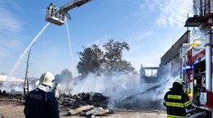 Veľký požiar v bratislavskom Ružinove: Ubytovňa zhorela do tla