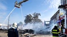 Veľký požiar v bratislavskom Ružinove: Ubytovňa zhorela do tla