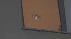 Expolicajt, ktorého zbraň nešťastne usmrtila mladú ženu, porušil známu zásadu. Existujú dve verzie, prečo spustil paľbu