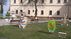 Mestá sa už pripravujú na Veľkú noc. Ulice zdobia kraslicami i jarnými kvetmi