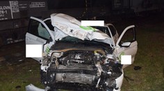 FOTO: V Bratislave sa zrazil vlak s taxíkom