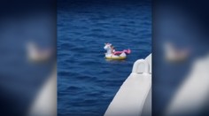 VIDEO: Záchranná akcia pri gréckom pobreží. Dievča na nafukovačke stiahli vlny do mora