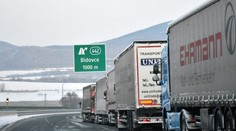 Na hraničnom priechode Vyšné Nemecké čakajú kamióny štyri až päť dní. Osobné autá vybavujú priebežne