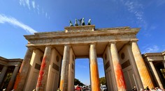 VIDEO: Protest klimatických aktivistov v Berlíne. Farbou postriekali Brandenburskú bránu a zablokovali ulice