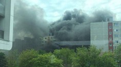 V Petržalke horeli smetiaky. Ľudia ratovali autá (video)