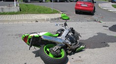 Motocyklistovi nedali prednosť, preletel ponad auto
