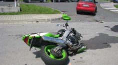 Motocyklistovi nedali prednosť, preletel ponad auto