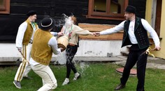 GALÉRIA: Vedro studenej vody na hlavu, alebo do tváre. Ženy si počas tradičnej oblievačky poriadne vytrpia