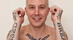 Šialený? Štyridsaťročný fanúšik má 22 tetovaní Miley Cyrus