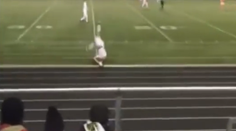 Video: Hráč strelil gól spoza hracej plochy, rozhodca ho musel uznať