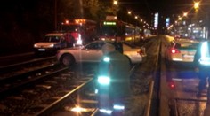 Bizarná nehoda v Bratislave. Luxusné auto doslova pristálo na koľajniciach