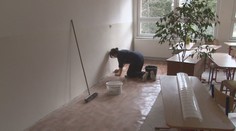 Kto mohol, zobral do rúk metlu. Školu po zemetrasení na východe musia upratovať aj učitelia