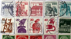 Manželia zarábali na "šikovnom" biznise so známkami, až kým ich nechytila polícia