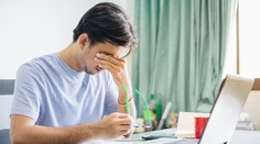 Nedotýkajte sa tváre, radia odborníci. Čo pomôže zbaviť sa tohto zlozvyku?