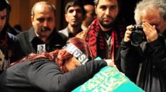 Žiaden hlasitý plač ani čierna farba, v tejto krajine to na pohreboch zakázali