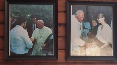 Pred našou kamerou si po rokoch spomínali ľudia na stretnutie s Jánom Pavlom II.