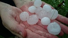 Slovenskom sa prehnali búrky. Voda sa valila ulicami, vietor odfúkol aj karavan