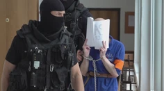 Muž, ktorý si mal vypočuť verdikt za vraždu dvoch mladých chlapcov na zábave, skončil v nemocnici