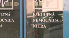 Desaťkrát ju bodol, podarilo sa jej ujsť a kričať o pomoc. Žena besnenie priateľa v Nitre prežila