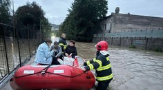 FOTO: Hasiči evakuujú obyvateľov z viacerých zaplavených oblastí v Bratislavskom kraji