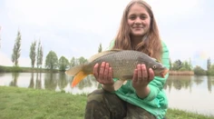 Lenka nie je typickou tínedžerkou: Je hasičkou, rybárkou aj folkloristkou