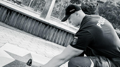 Bratislavský policajt pálil sviečku pri Fontáne pre Zuzanu. Fotka dojala tisíce ľudí