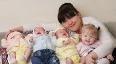 Britka porodila za 11 mesiacov štyri deti