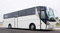 Jeden mŕtvy a 25 zranených pri havárii poľského autobusu