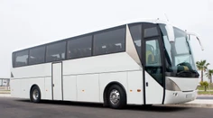 Jeden mŕtvy a 25 zranených pri havárii poľského autobusu