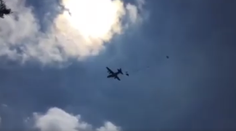 Zachytené na videu. V Nemecku padali z neba vojenské autá