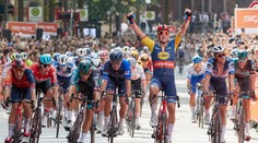 VIDEO: Najšialenejší dojazd roka? Hviezdny Dán v poslednom kilometri obrátil preteky na ruby