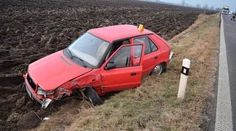 Tragická nehoda pri Leviciach! Vodičovi (†64) prišlo zle, auto sa stalo neovládateľné