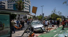 Teroristický útok v Izraeli. Vodič vrazil do chodcov autom a pobodal človeka