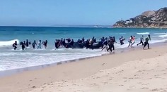 Poplach na španielskej pláži. Z člna vyskočili desiatky migrantov a utekali medzi ľudí