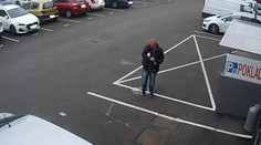 Neodolal taške s tisícami eur na parkovisku a zmizol s nimi. Tohto muža zachytila kamera